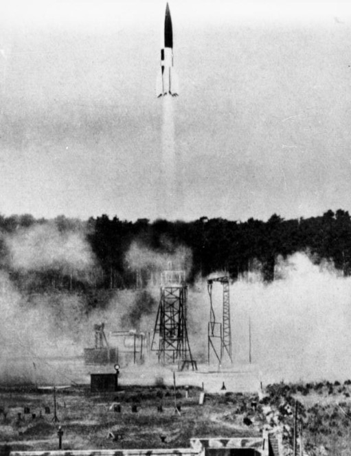 Credits: Wikimedia Commons: Lancement d'un missile V2 depuis la côte allemande en 1943 - Bundesarchiv, Bild 141-1880 / CC-BY-SA 3.0