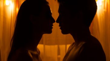 couple amour embrasser