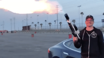 lance flamme Elon Musk