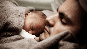 Papa et bébé en train de dormir sommeil