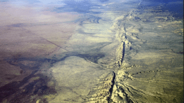 La Californie, cette région du Sud-ouest américains qui fait tant rêver, est l'un des endroits sur Terre qui la plus de séismes. La raison ? La faille de San Andréas, bordure d'une plaque tectonique qui se déplace doucement. Cependant, des scientifiques alertent, cette situation pourrait être plus dangereuse que prévue. 