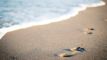 sable plage mer empreintes pas