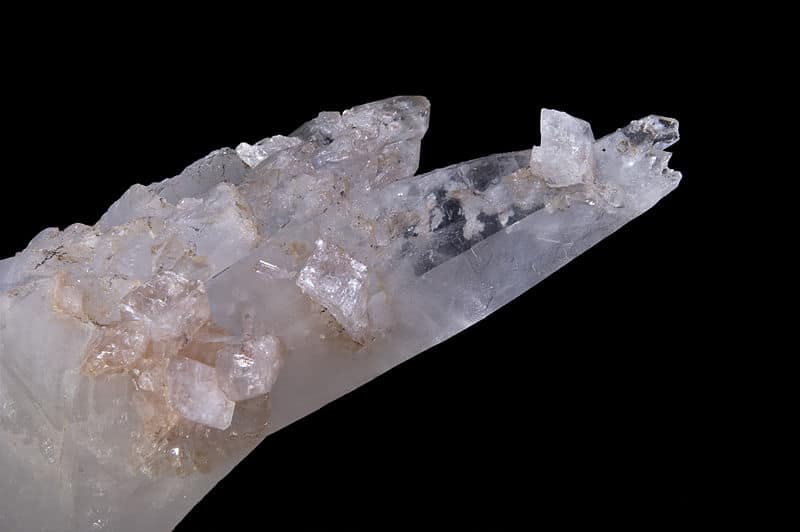 magnesite sur du quartz rose