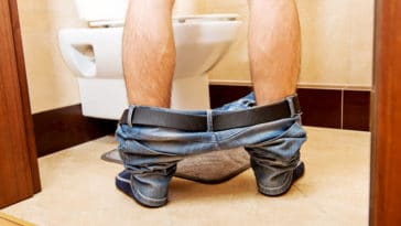 homme uriner toilette