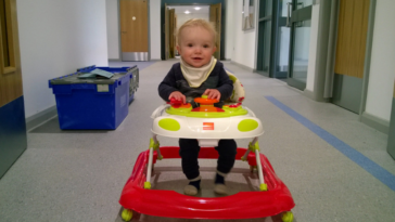 trotteur bébé marcher