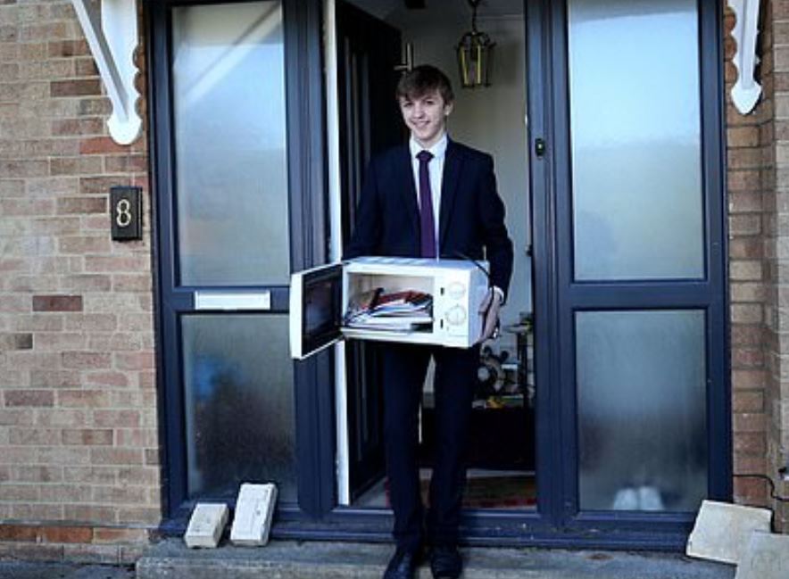 élève livre micro ondes