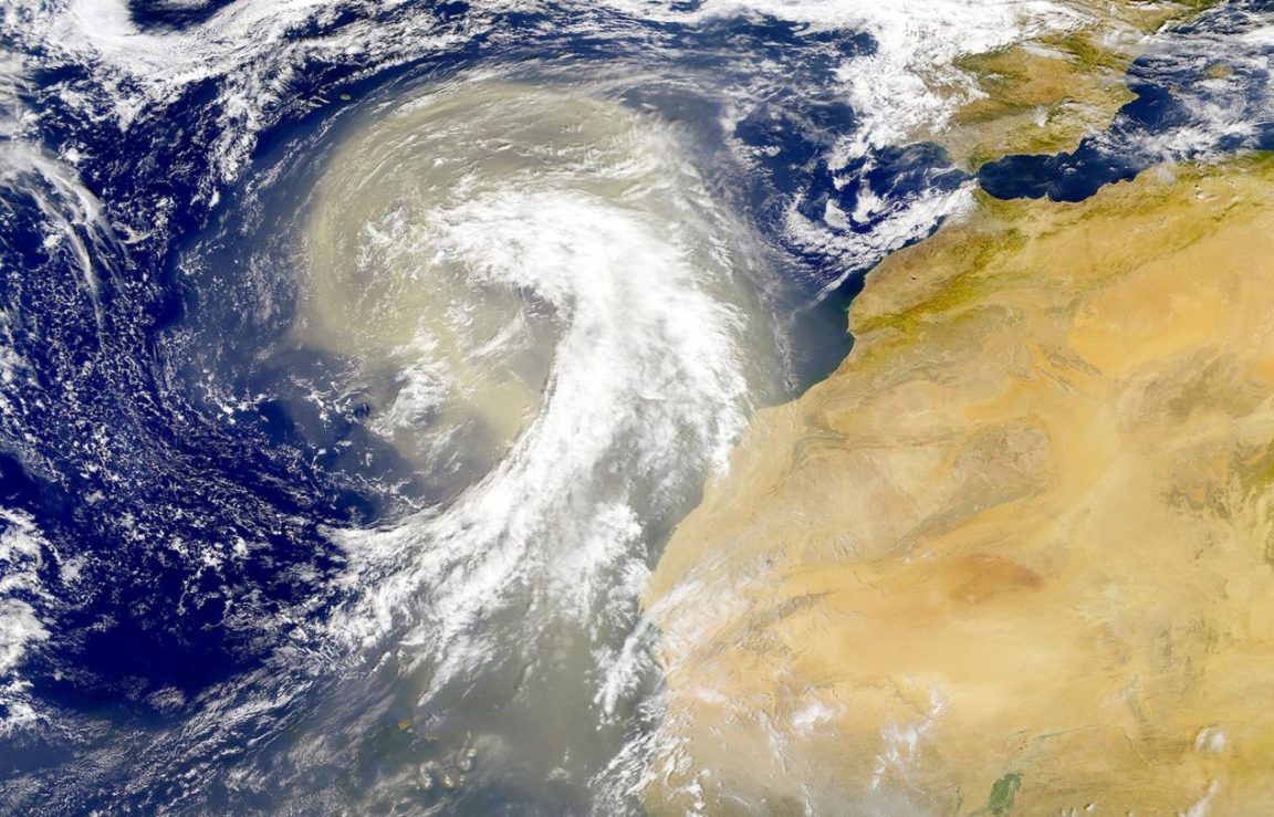 panache de poussière saharien