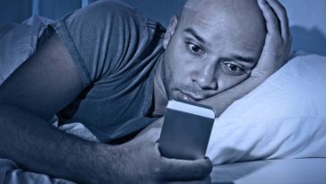 smartphone réveil lit