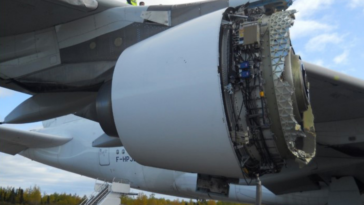 réacteur moteur cassé avion