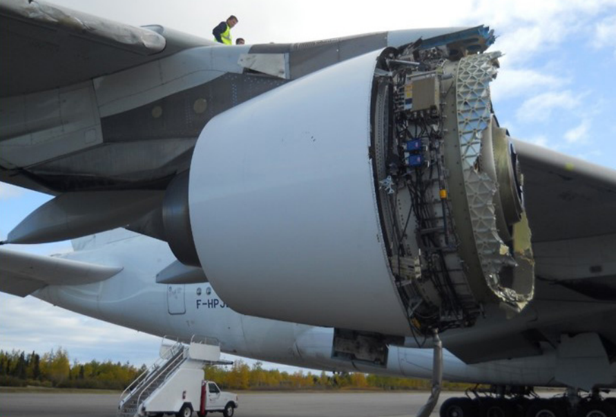 réacteur moteur cassé avion