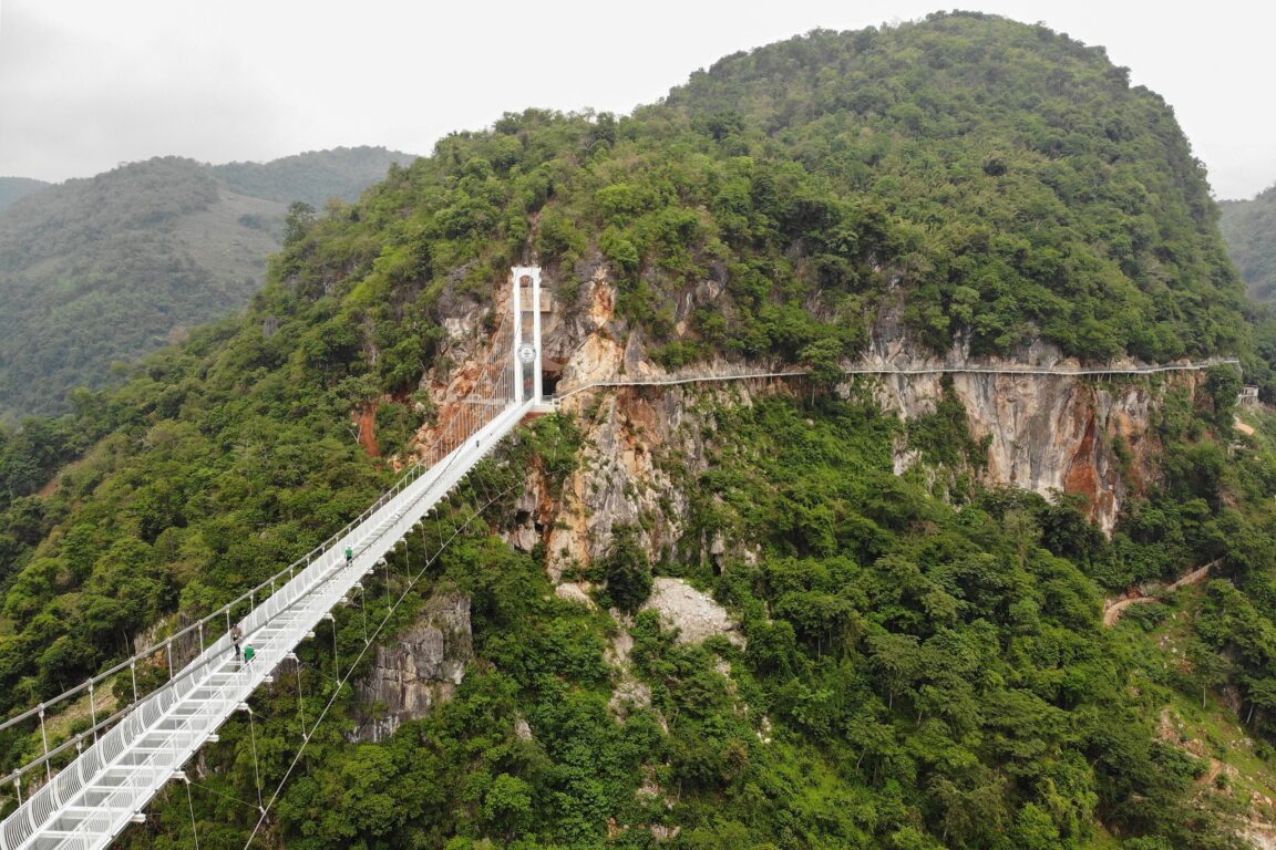 White Dragon Bridge pont vietnam verre