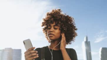 femme écoute musique