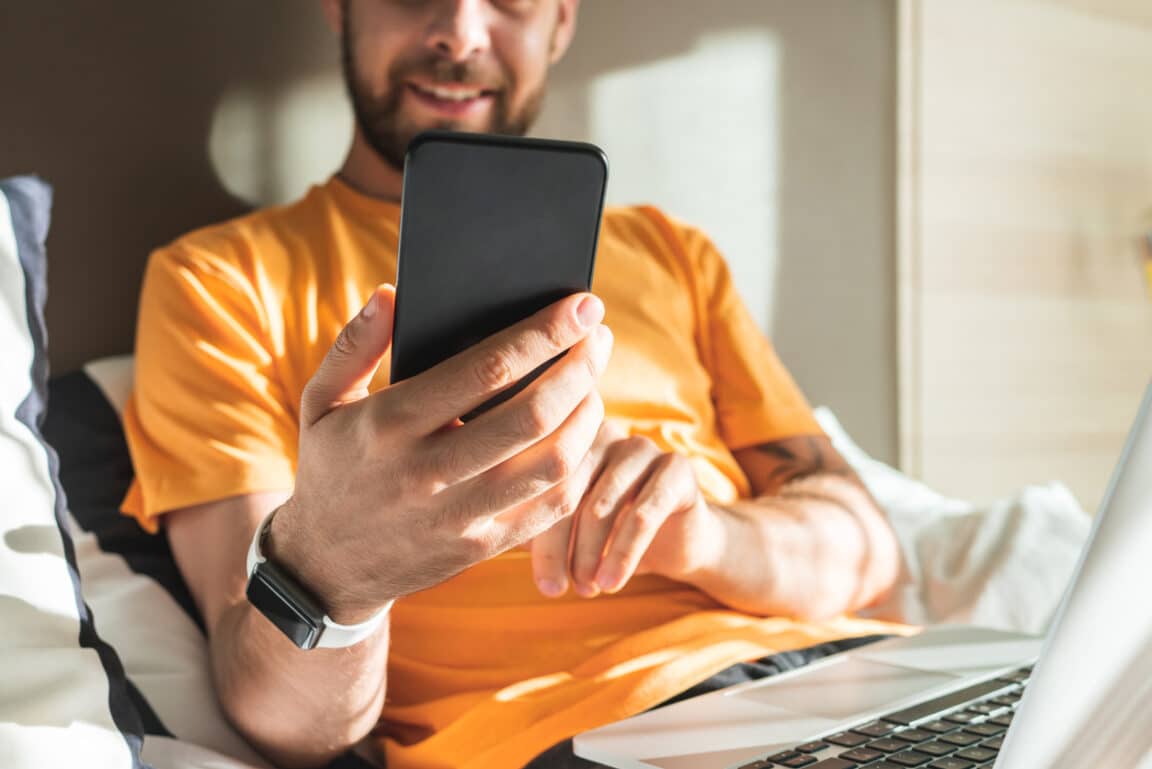 jeune homme sur son téléphone