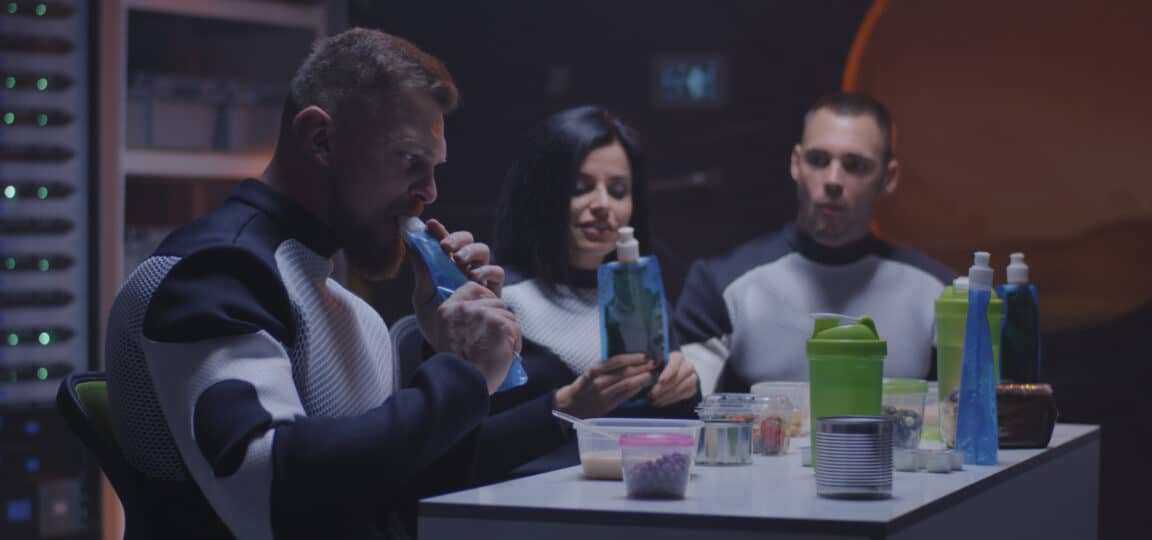 astronautes manger repas cosmonautes nourriture navette spatiale espace