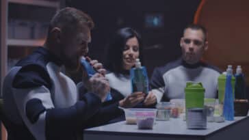 astronautes manger repas cosmonautes nourriture navette spatiale espace