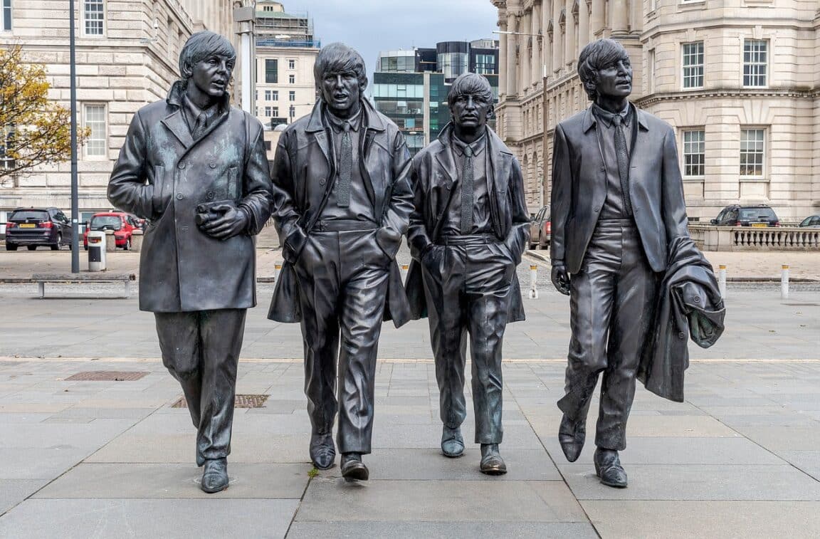 Beatles statues liverpool groupe rock musique IA
