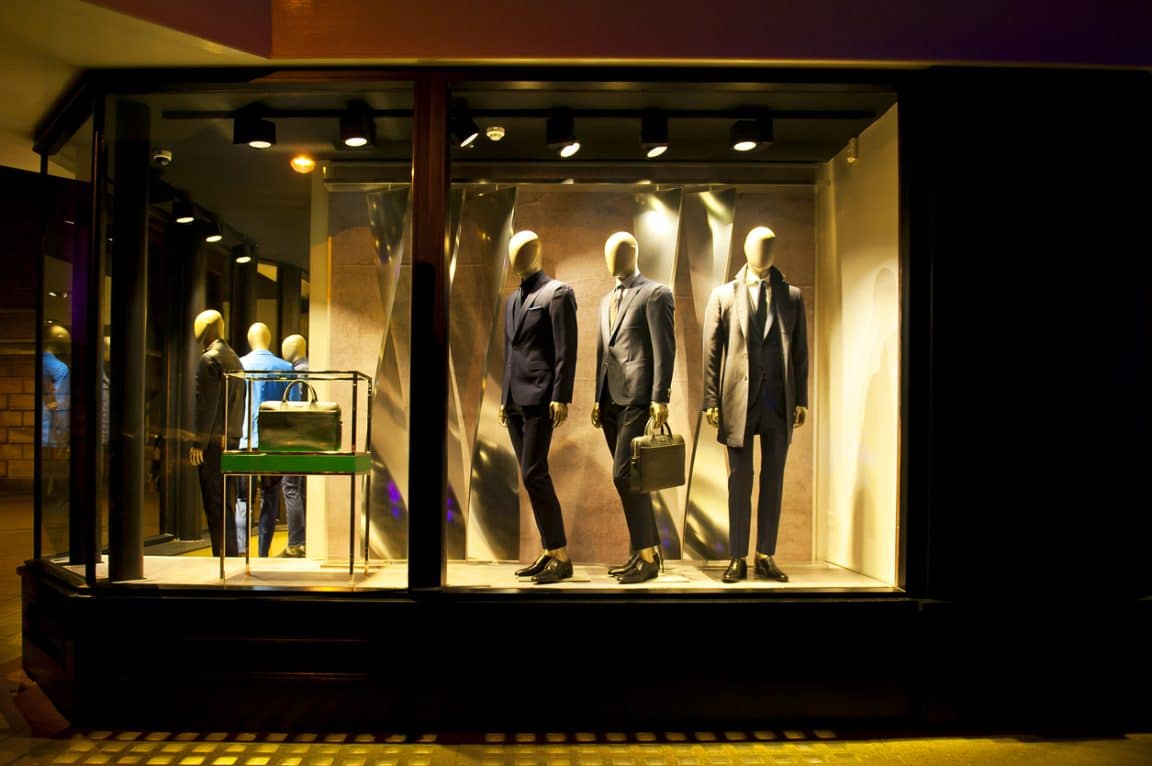 boutique vêtements allumée nuit vitrine éclairage nocturne magasin