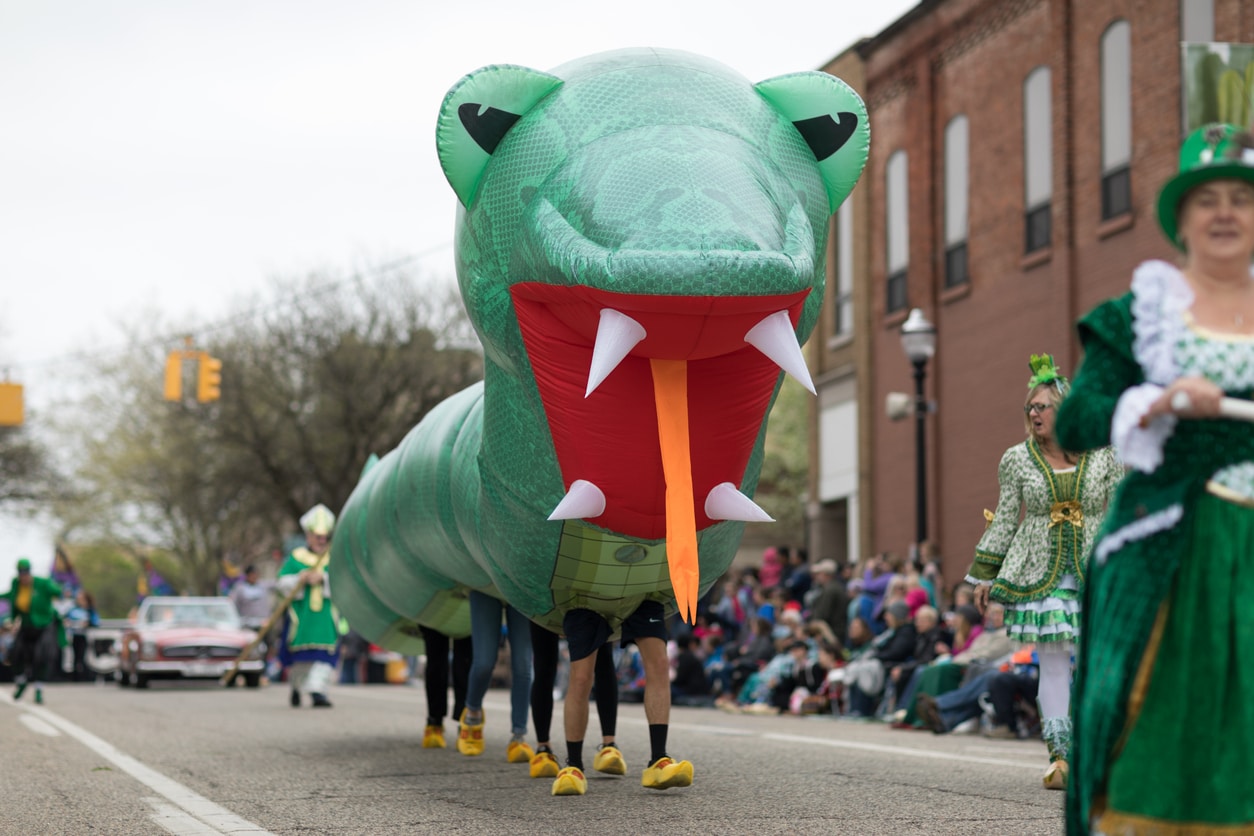 serpents costume fête Saint Patrick défilé Irlande