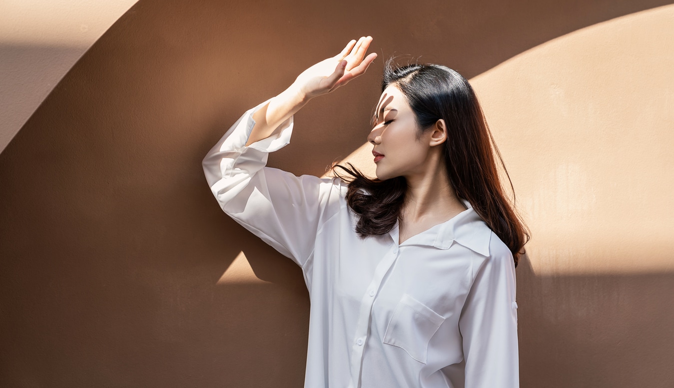 femme cacher soleil ombre