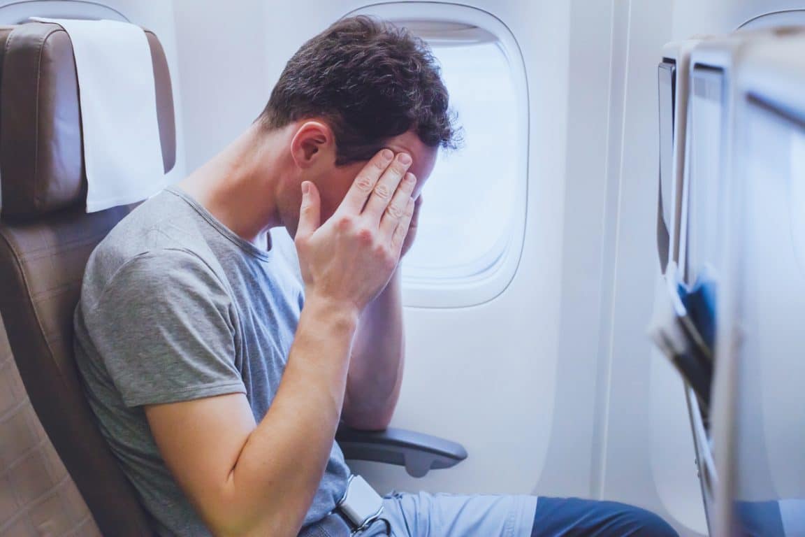 peur avion homme stress vol voyage mal de tête