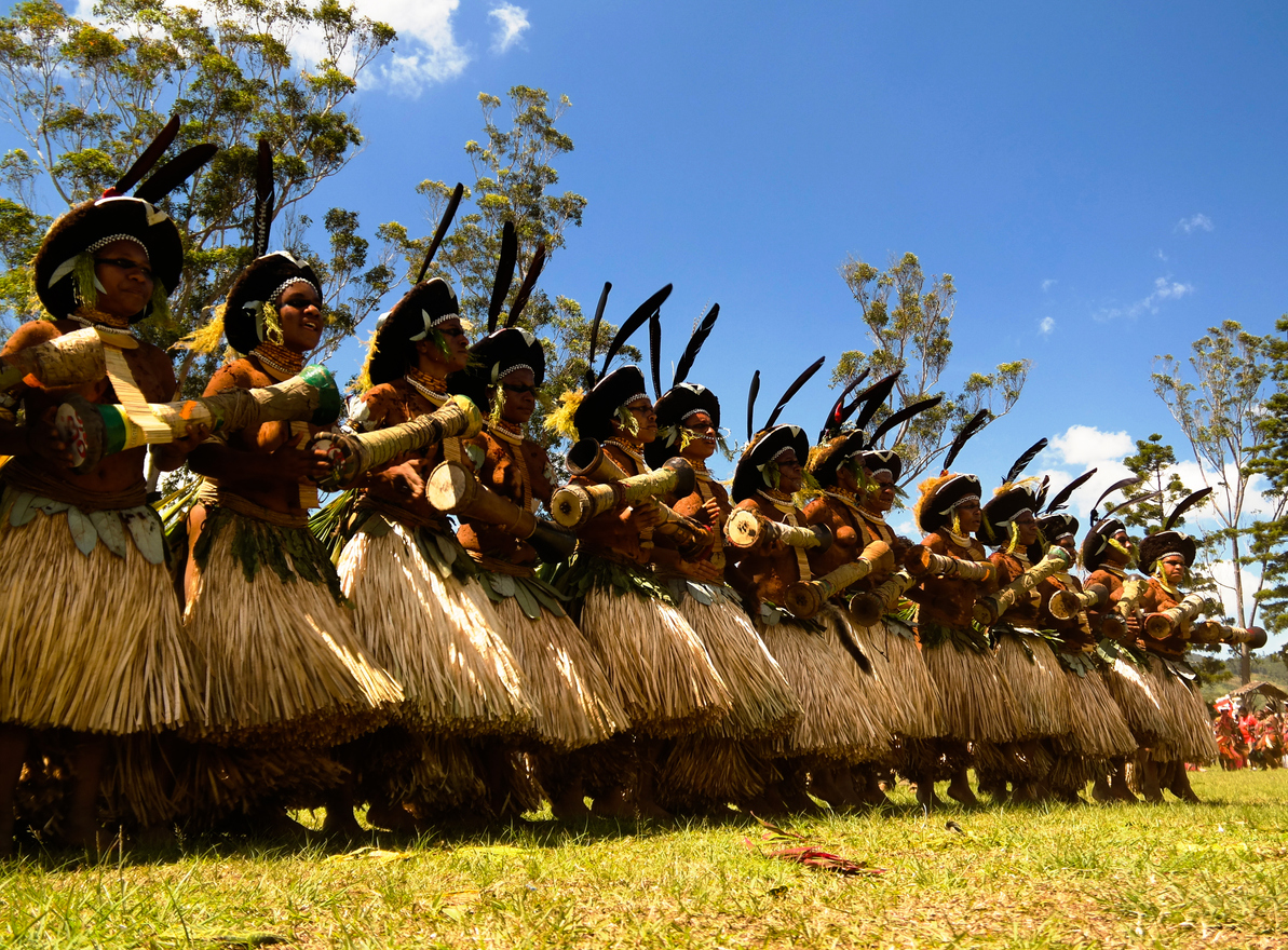 tribu costumes tradition femmes Papouasie Nouvelle Guinée danse