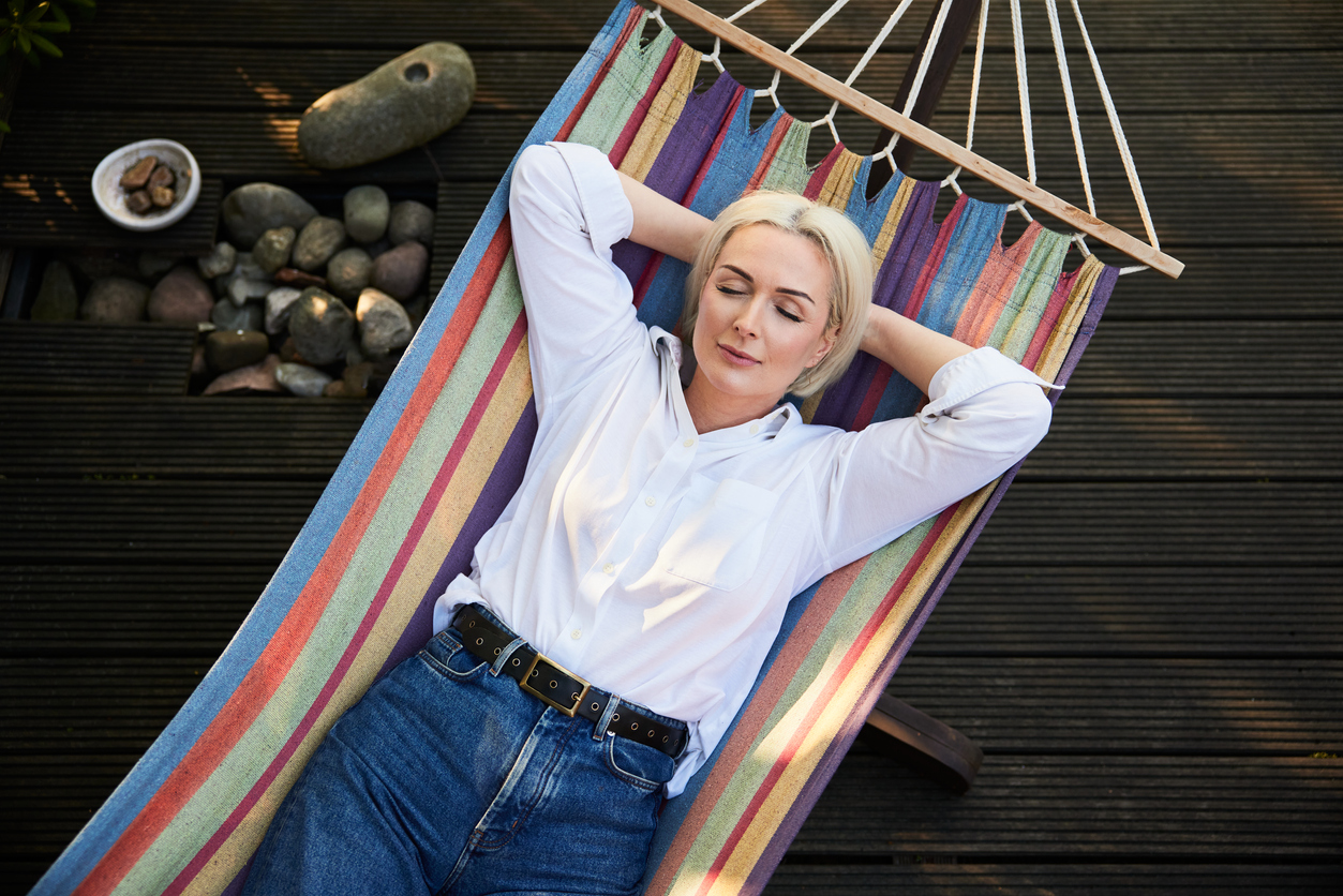 sieste hamac femme été repos après déjeuner manger repas dormir