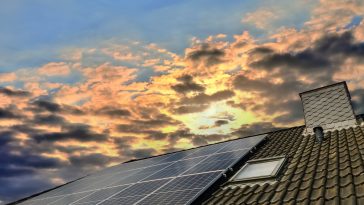 Panneaux solaires ou plaques photovoltaïques installés sur le toit électricité propre et verte énergie verte