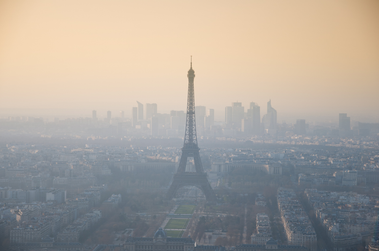 Smog. La Tour Eiffel. Paris. Pollution atmosph&eacute;rique qualit&eacute; de l'air