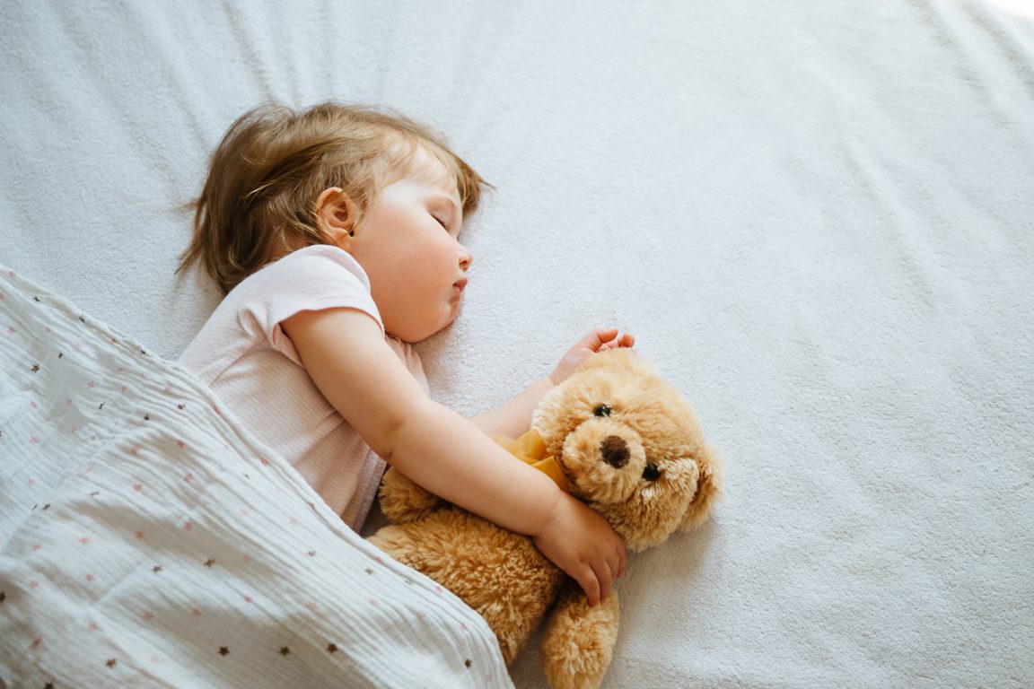 bébé enfant dormir lit peluche sommeil
