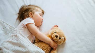 bébé enfant dormir lit peluche sommeil