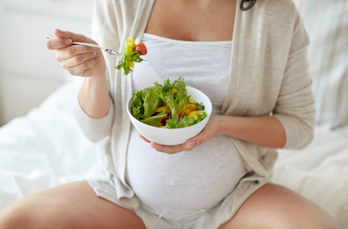 femme enceinte mange de la salade grossesse