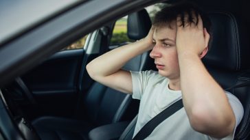 Conducteur de voiture stress au volant problèmes de circulation accident de la route embouteillage