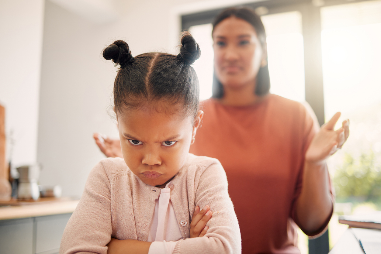 petit fille dispute discipline famille mère