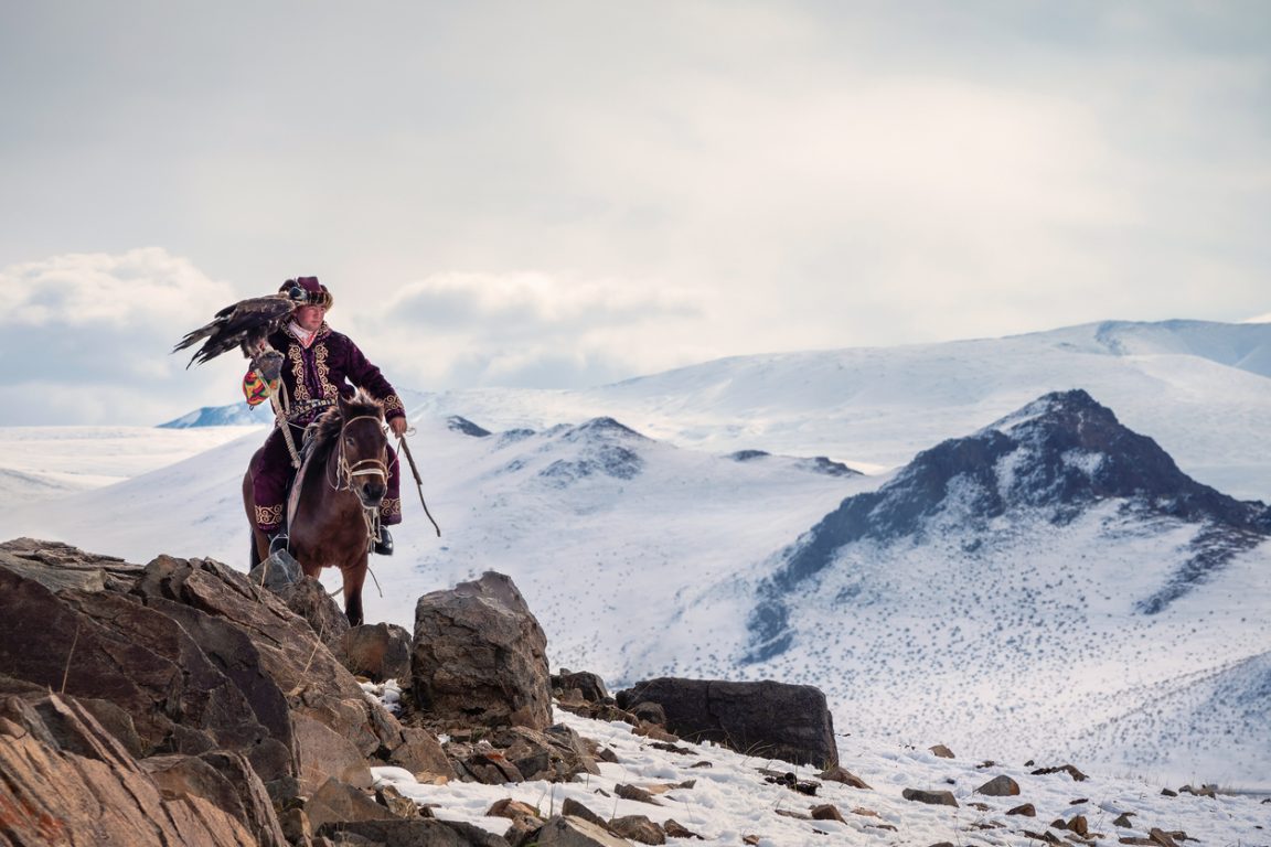 chasseur mongolie cavalier cheval aigle montagne neige