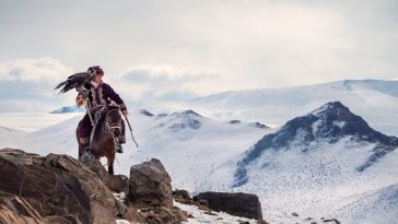 chasseur mongolie cavalier cheval aigle montagne neige