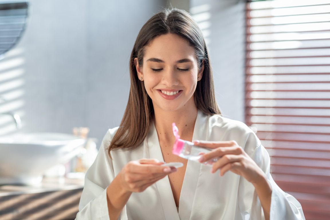 eau micellaire nettoyant démaquillant soin de la peau lotion produit cosmétique démaquillage nettoyage