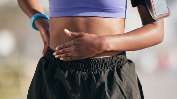 femme sportive et douleur règles crampes blessure sport point de côté