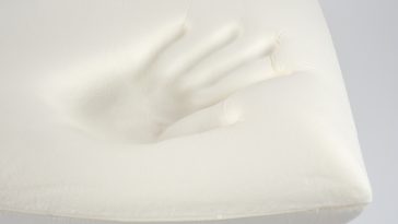 oreiller mémoire de forme forme main