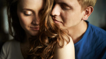 couple amour câlin caresse