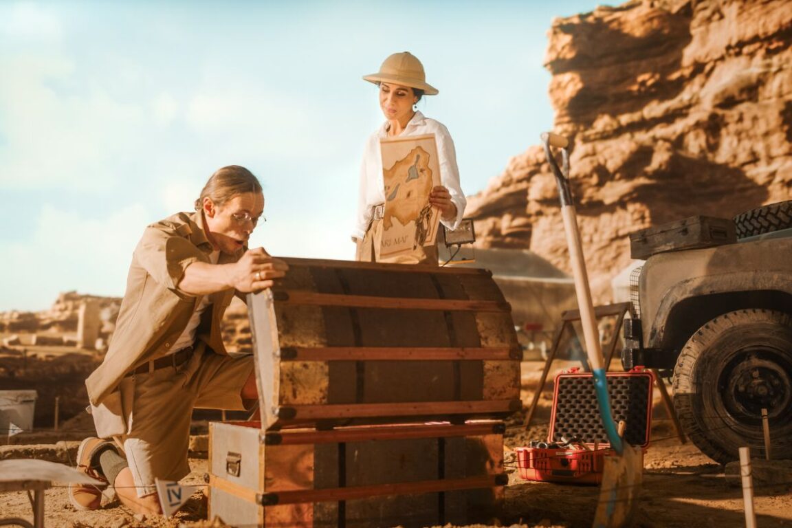 Archéologues ouvrant un vieux coffre lors d'une fouille
