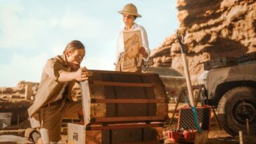 Archéologues ouvrant un vieux coffre lors d'une fouille