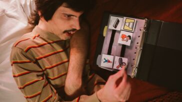 Homme autiste utilisant des cartes de communication visuelle.
