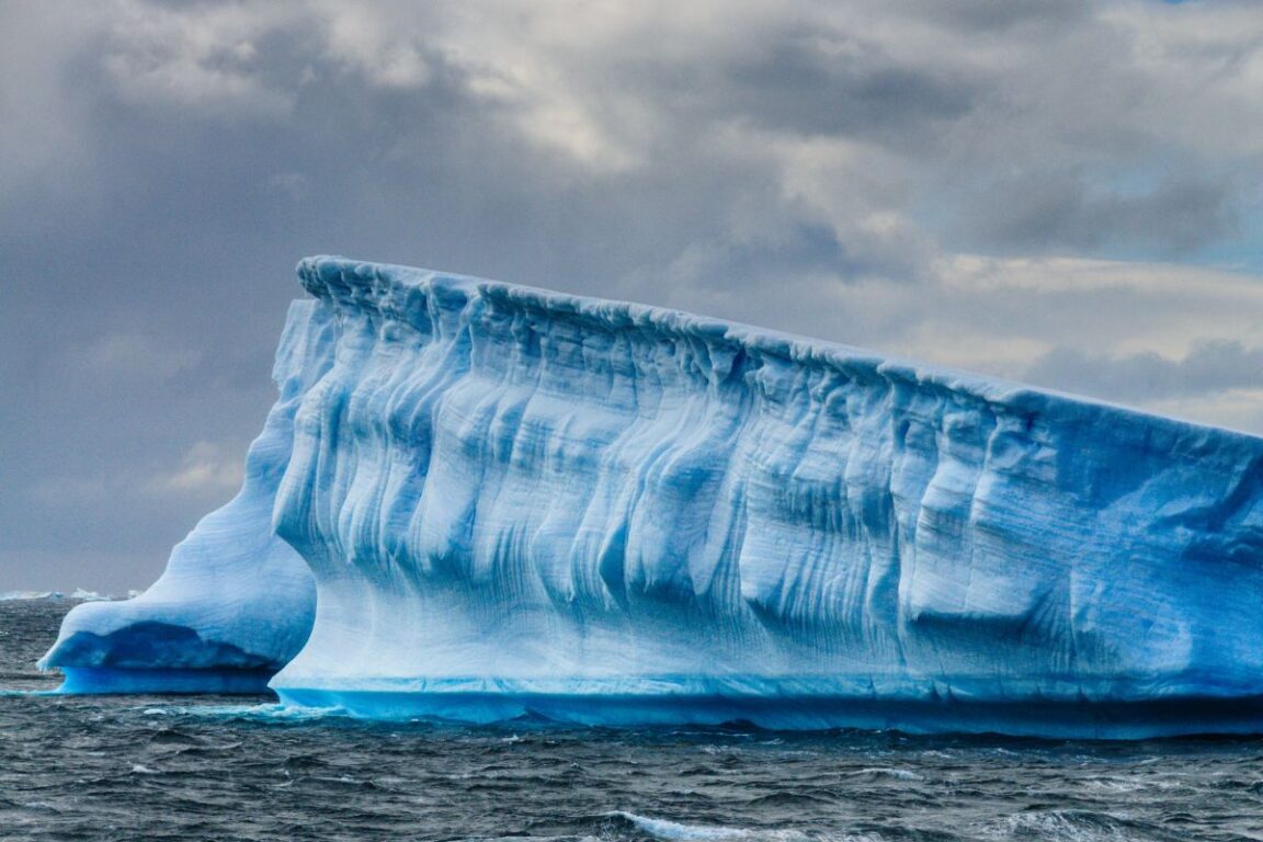 Un iceberg géant flottant dans l'océan Antarctique.