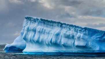 Un iceberg géant flottant dans l'océan Antarctique.
