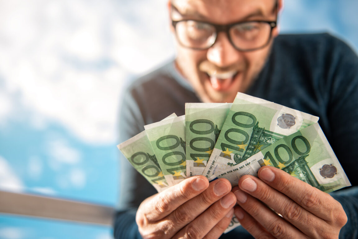 richesse billets beaucoup d'argent fait le bonheur