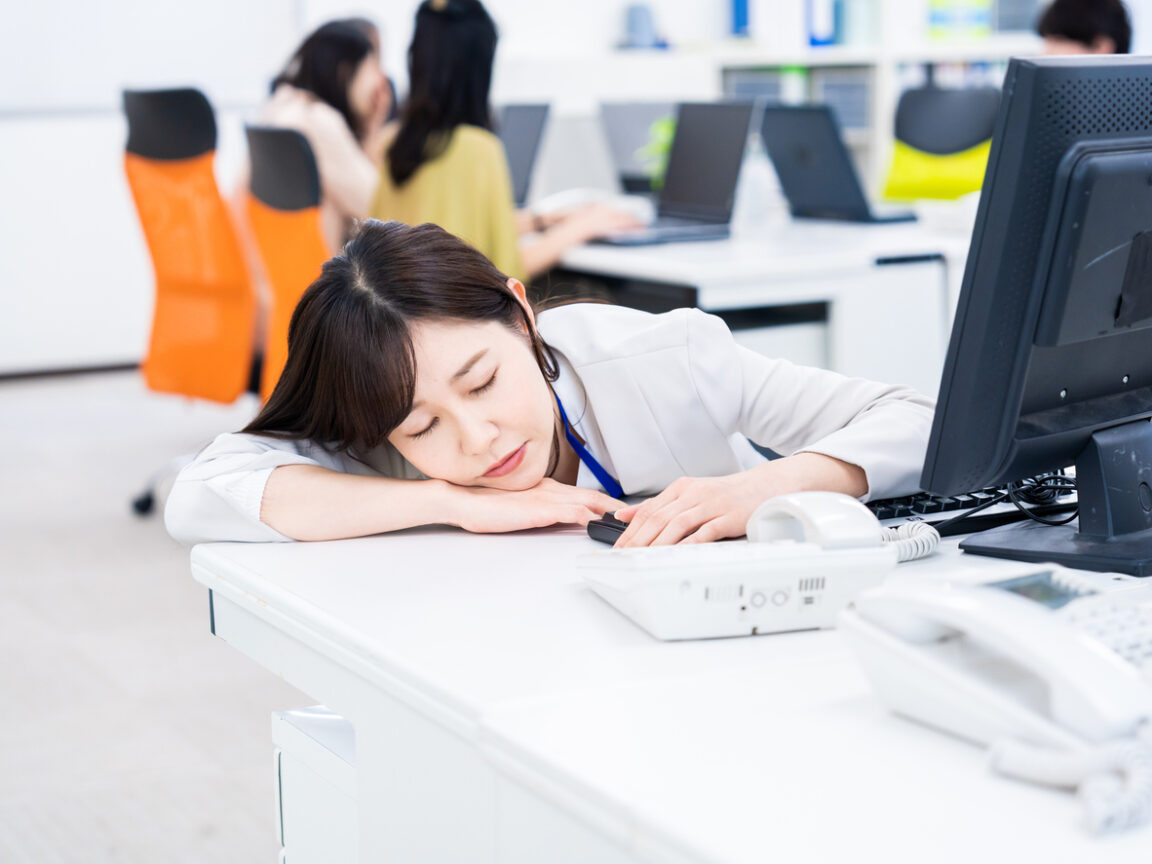 Japonais plus petits dormeurs du monde femme sieste bureau