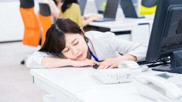 Japonais plus petits dormeurs du monde femme sieste bureau
