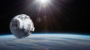 La capsule Starliner de Boeing flottant au-dessus de la Terre