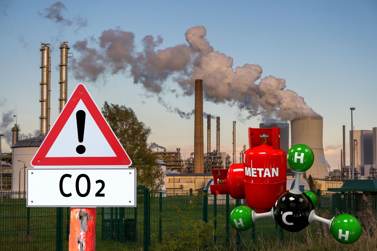 Usine avec panneau d'avertissement CO2 et représentation d'une molécule de méthane.