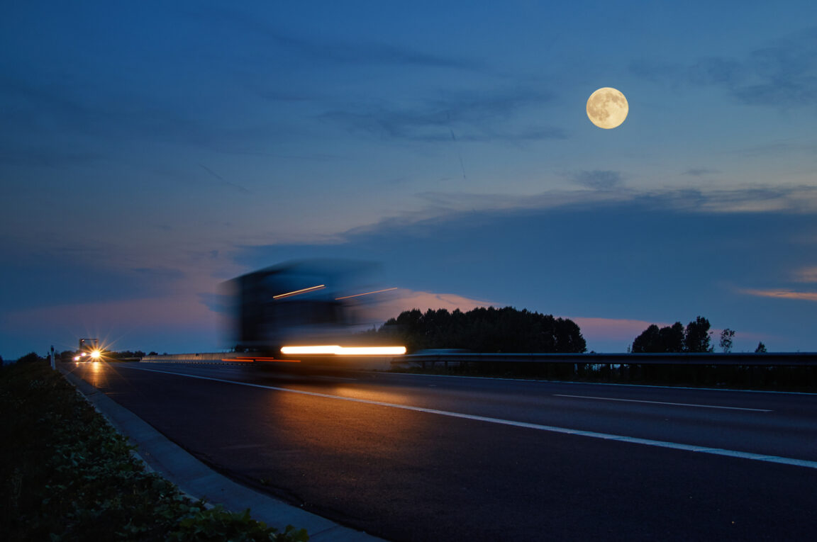 camion autoroute conduire la nuit pleine lune